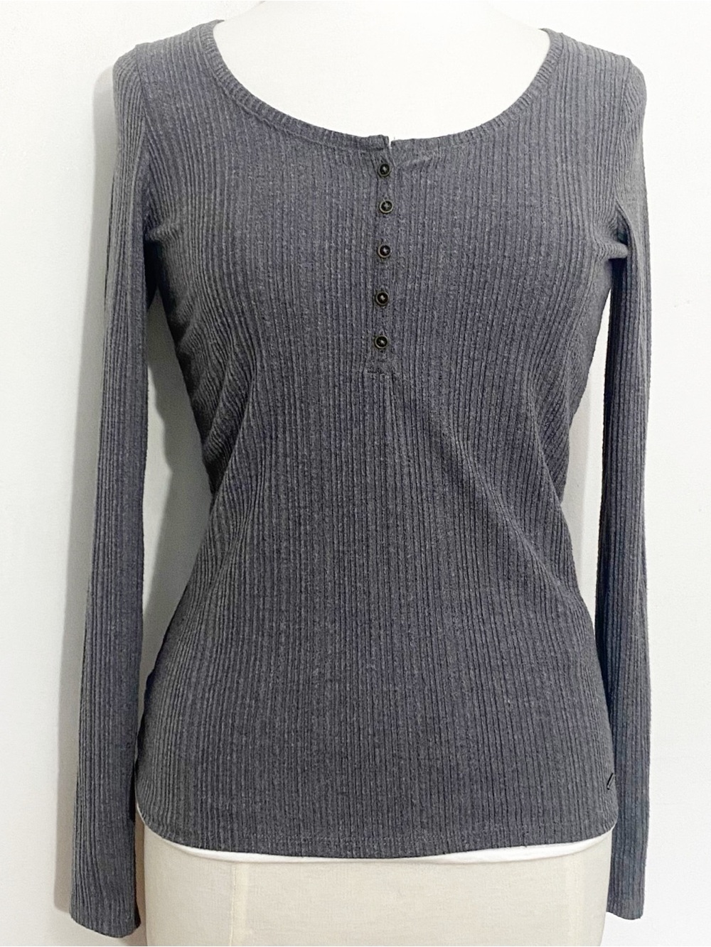 HOLLISTER Women's Ribbed Long-Sleeve Ribbed Henley Top - Gray M